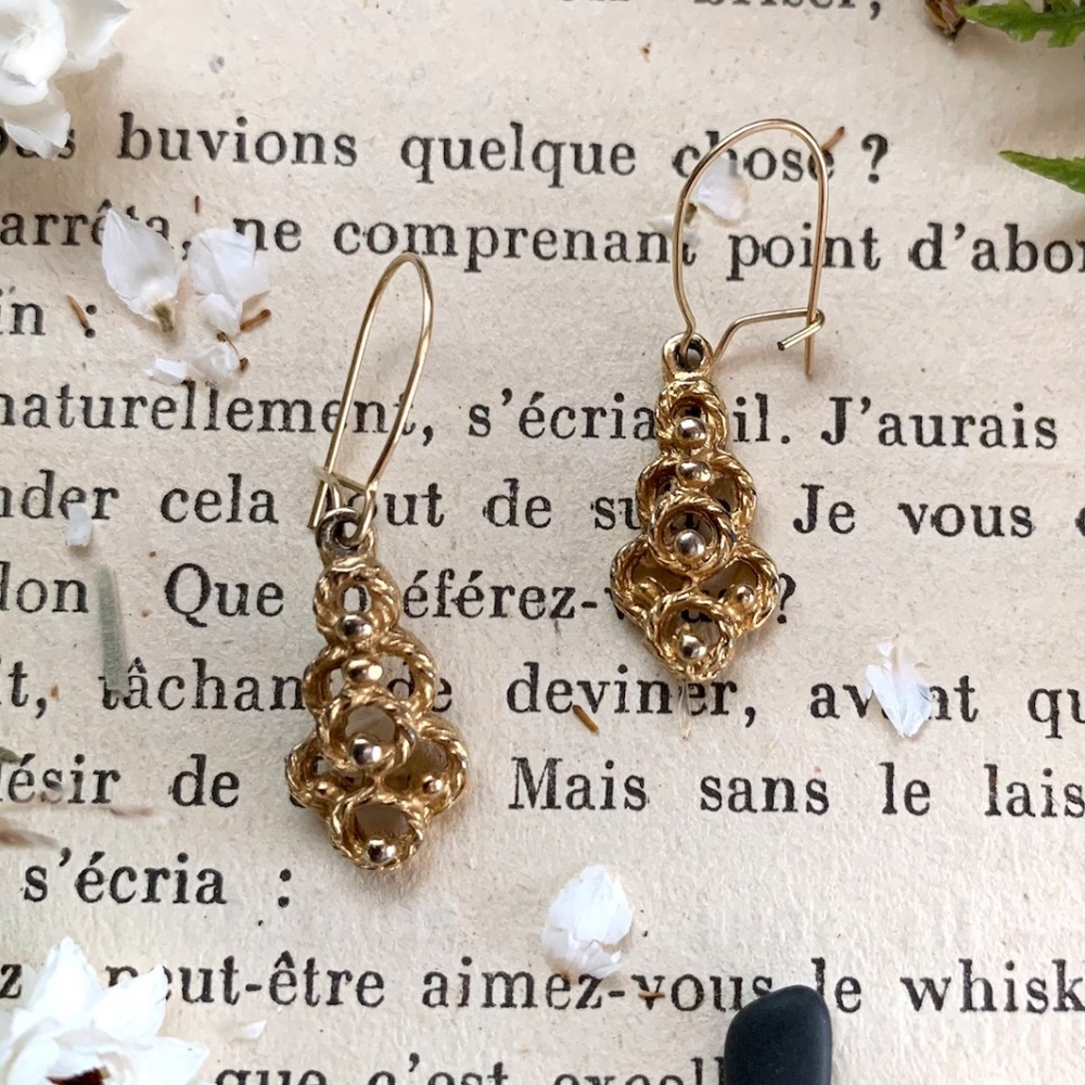 50's BAROQUE SCALLOPED ROPE LATTICE DANGLE EARRINGS - Picture 10 of 10